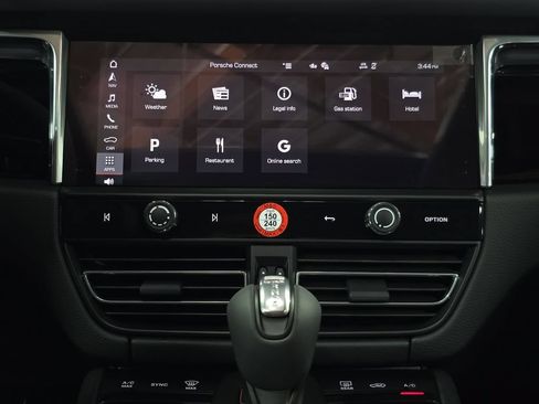 Certified 2025 Porsche Macan AWD/4WD image 17