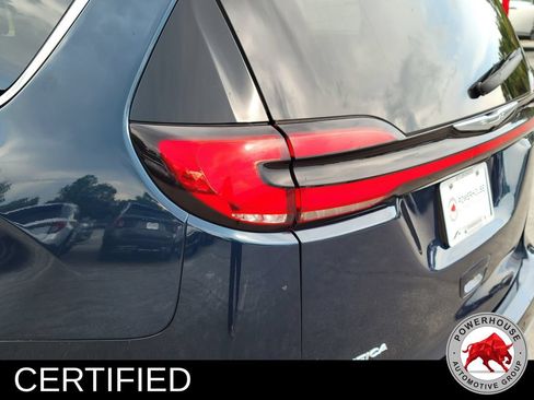 Used 2023 Chrysler Pacifica Touring-L FWD image 12