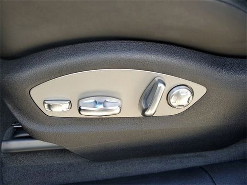 Used 2025 Porsche Macan image 12