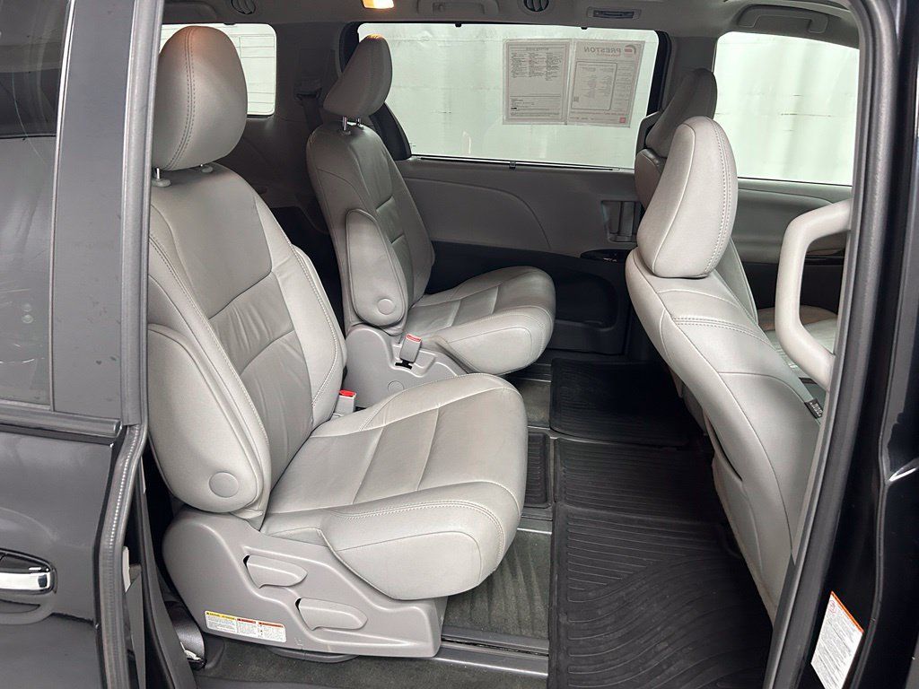 Used 2017 Toyota Sienna XLE Premium AWD/4WD image 14