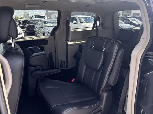 Used 2015 Chrysler Town & Country Touring image 16