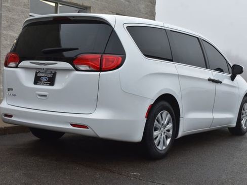 Used 2020 Chrysler Voyager L image 11