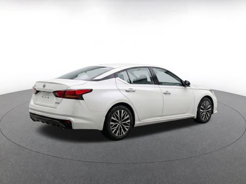 Used 2025 Nissan Altima 2.5 SV FWD image 9