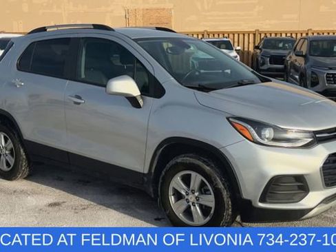 Used 2022 Chevrolet Trax LT w/ LT Convenience Package image 2