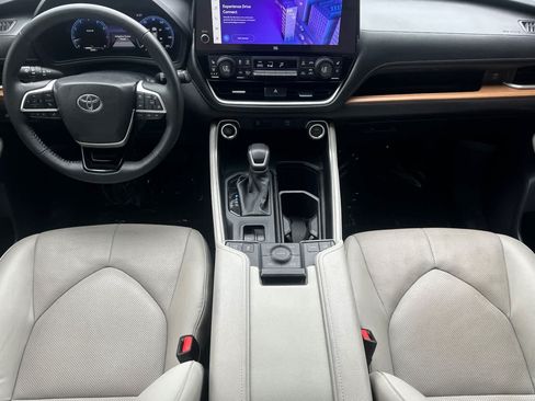 Used 2025 Toyota Grand Highlander AWD image 3