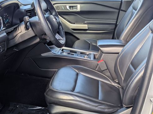 Used 2021 Ford Explorer XLT w/ Equipment Group 202A image 9