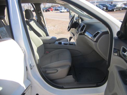 Used 2012 Jeep Grand Cherokee Laredo image 16