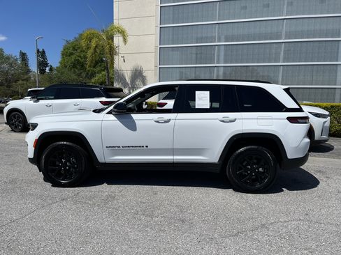 Used 2024 Jeep Grand Cherokee Altitude RWD image 5