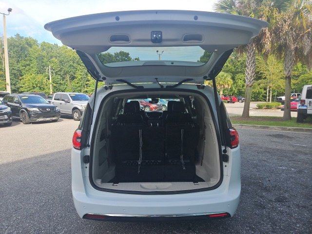 Used 2024 Chrysler Pacifica Touring-L FWD image 6