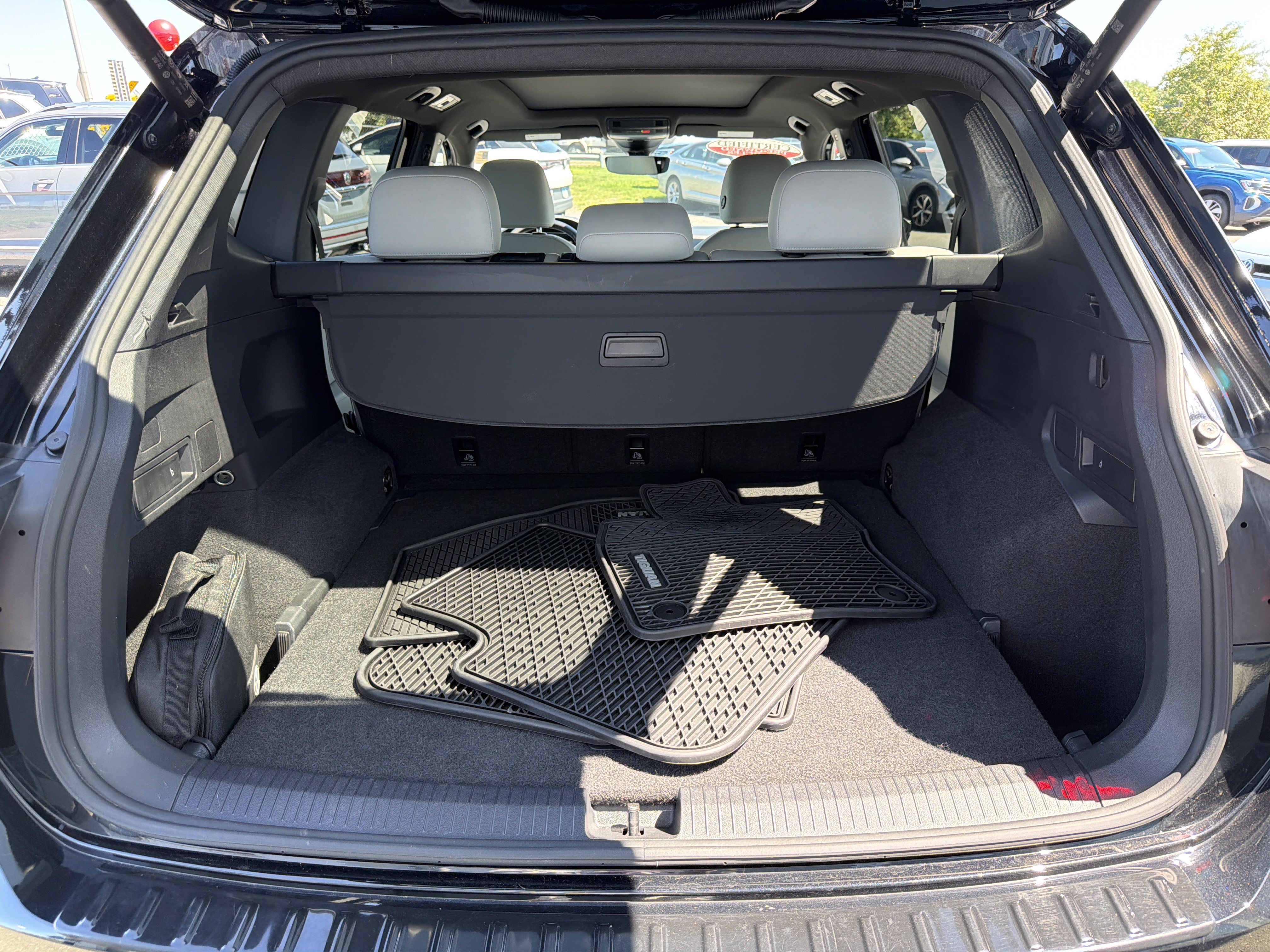 Certified 2023 Volkswagen Tiguan SE R-Line AWD/4WD image 29