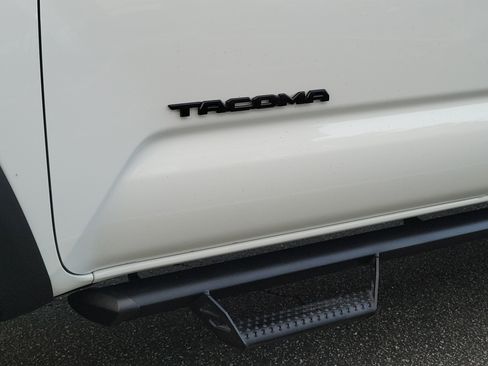 Used 2021 Toyota Tacoma TRD Off-Road w/ Technology Package AWD/4WD image 9