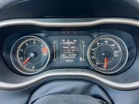 Used 2017 Jeep Cherokee Sport image 4