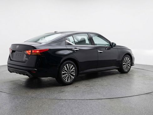 Used 2025 Nissan Altima 2.5 SV image 9