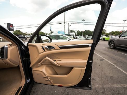Used 2016 Porsche Cayenne S AWD/4WD image 17