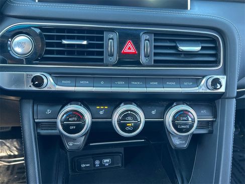 Used 2021 Genesis G70 2.0T image 22