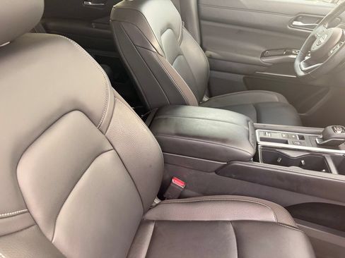 Certified 2025 Nissan Pathfinder SL FWD image 10