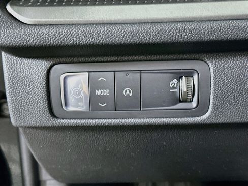 Used 2025 Chevrolet Traverse LT FWD image 16