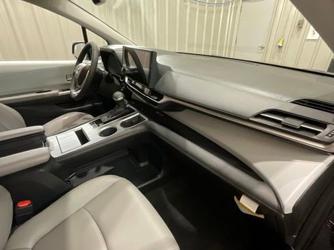 Used 2026 Toyota Sienna XLE FWD image 16