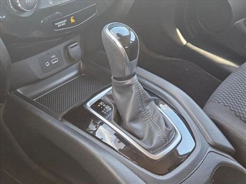 Used 2020 Nissan Rogue Sport S image 12