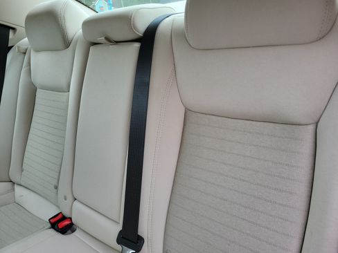 Used 2016 Chrysler 300 Limited RWD image 9