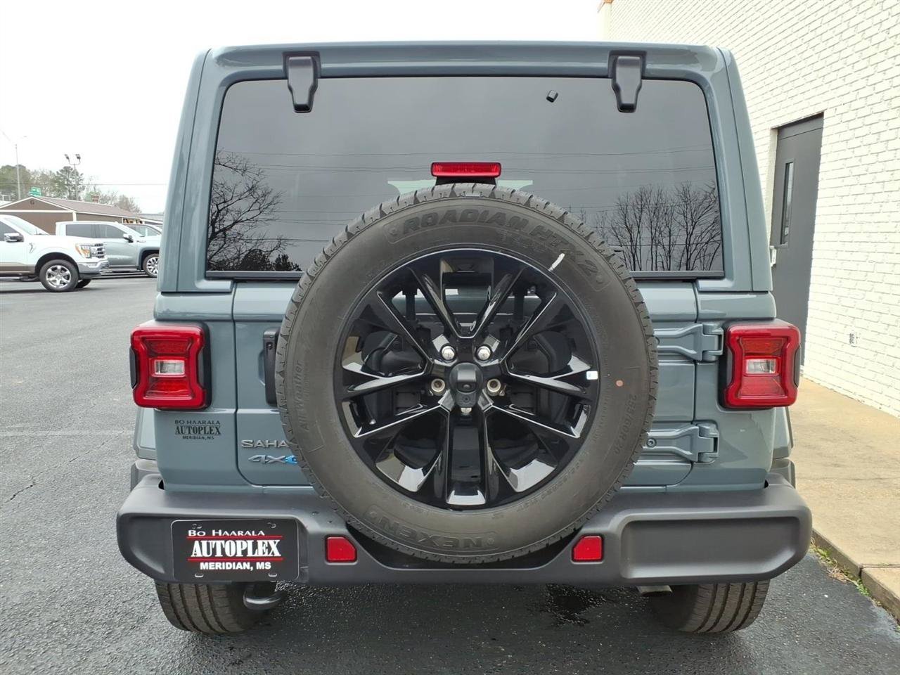 Used 2025 Jeep Wrangler Unlimited Sahara AWD/4WD image 4