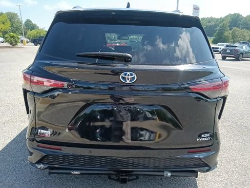 Used 2023 Toyota Sienna XSE FWD image 4