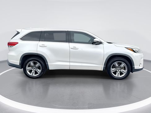 Used 2019 Toyota Highlander Limited FWD image 3