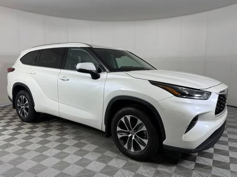 Used 2021 Toyota Highlander XLE AWD/4WD image 14