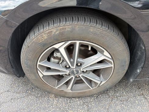 Used 2023 Kia Forte LXS w/ LXS Technology Package image 2