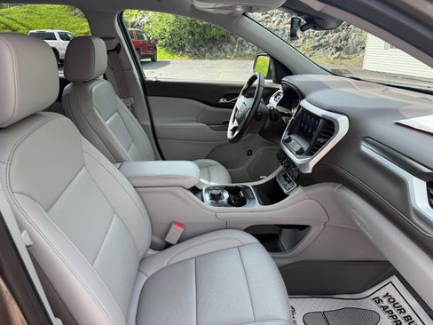 Used 2023 GMC Acadia SLT w/ Technology Package AWD/4WD image 23