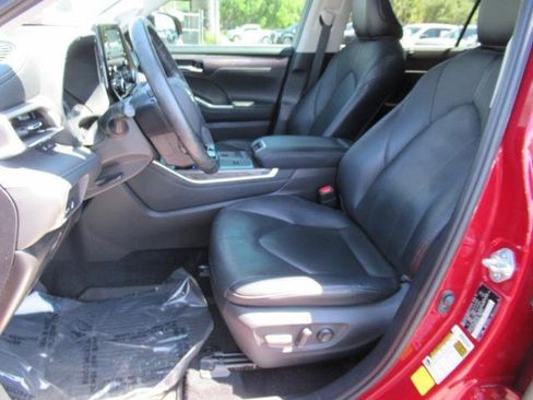 Used 2021 Toyota Highlander Limited FWD image 19