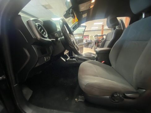 Used 2019 Toyota Tacoma TRD Sport image 17