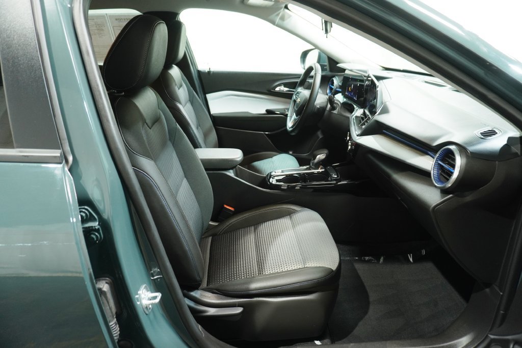 Used 2025 Chevrolet Trax LT w/ Driver Confidence Package FWD image 12