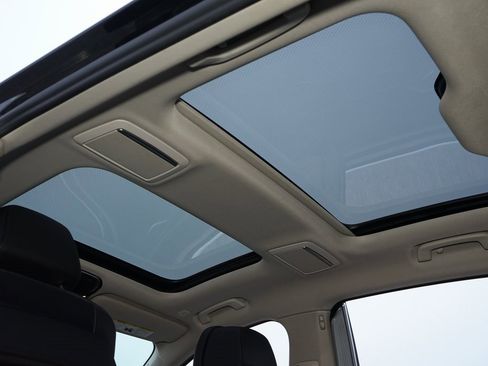 Used 2021 BMW 740i xDrive w/ Premium Package image 19