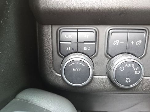 Used 2023 Chevrolet Suburban LT w/ Luxury Package image 49