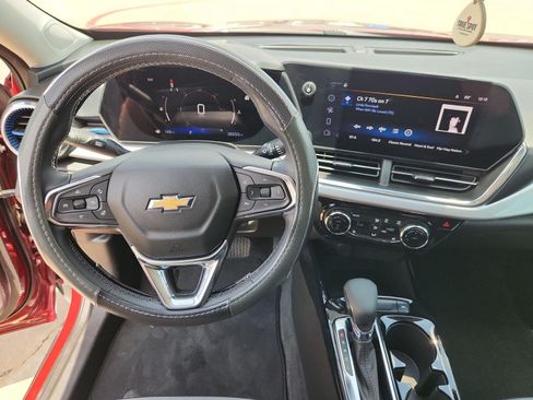 Used 2024 Chevrolet Trax LT w/ LT Convenience Package FWD image 11