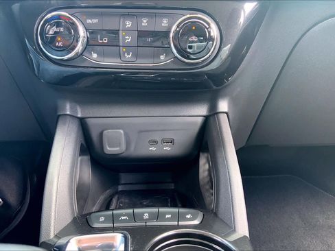 Used 2025 Chevrolet TrailBlazer LT w/ Convenience Package FWD image 34