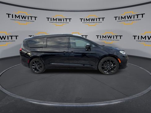 Used 2025 Chrysler Pacifica Limited image 2