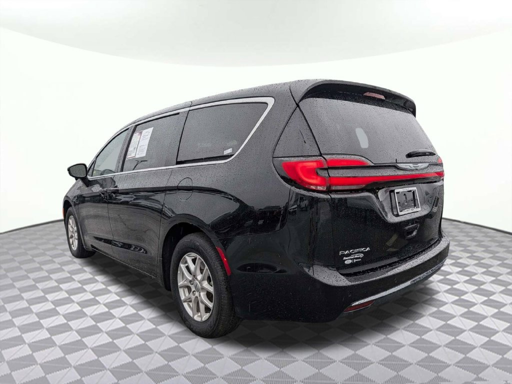 Used 2025 Chrysler Pacifica Select FWD image 4