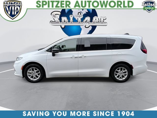 Used 2024 Chrysler Pacifica Touring-L FWD image 6
