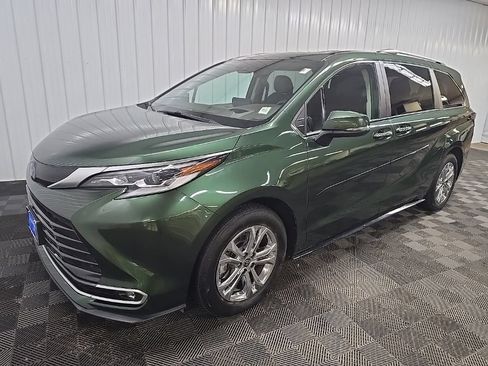 Used 2023 Toyota Sienna Platinum AWD/4WD image 9