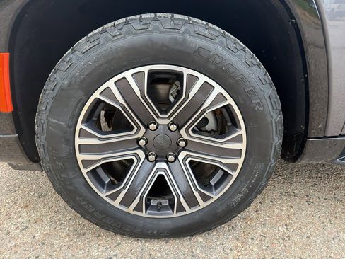 Used 2024 Jeep Wagoneer L Series II image 3