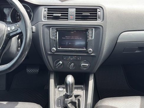 Used 2017 Volkswagen Jetta SE image 15