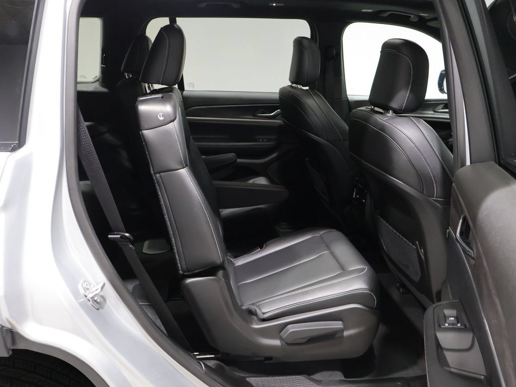 Used 2025 Jeep Grand Cherokee L Limited AWD/4WD image 21