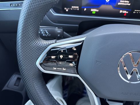 Used 2024 Volkswagen Tiguan SE R-Line image 22