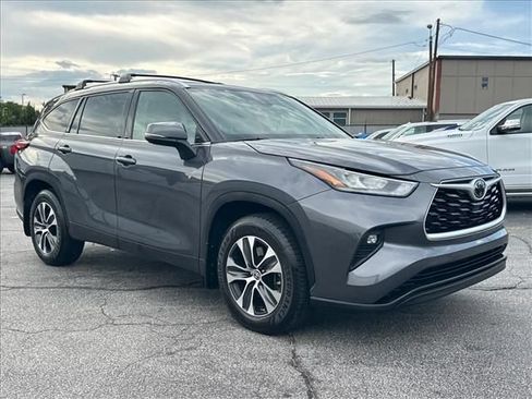 Used 2020 Toyota Highlander XLE AWD/4WD image 2
