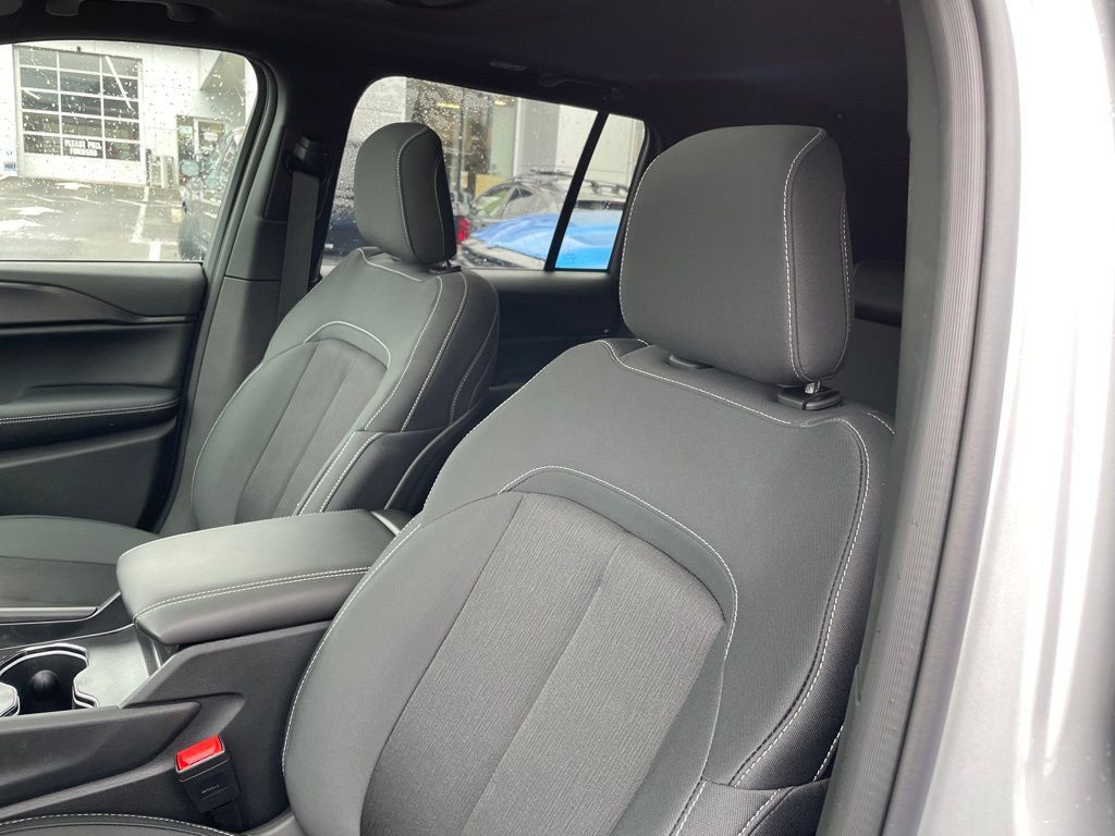 New 2026 Jeep Grand Cherokee Laredo X AWD/4WD image 9