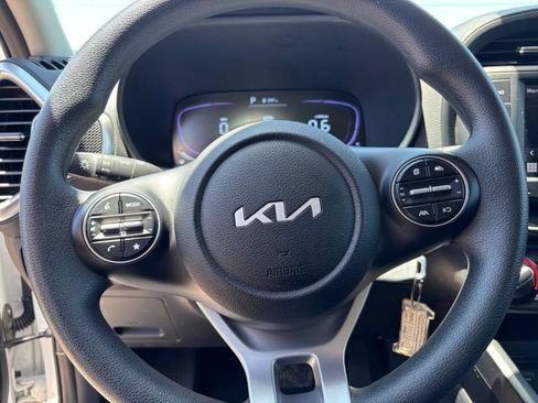 Used 2025 Kia Soul LX w/ LX Technology Package FWD image 25