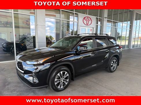 Used 2023 Toyota Highlander XLE AWD/4WD image 1