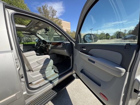 Used 2007 Chevrolet Suburban LT w/ LT Preferred Equipment Group AWD/4WD image 16